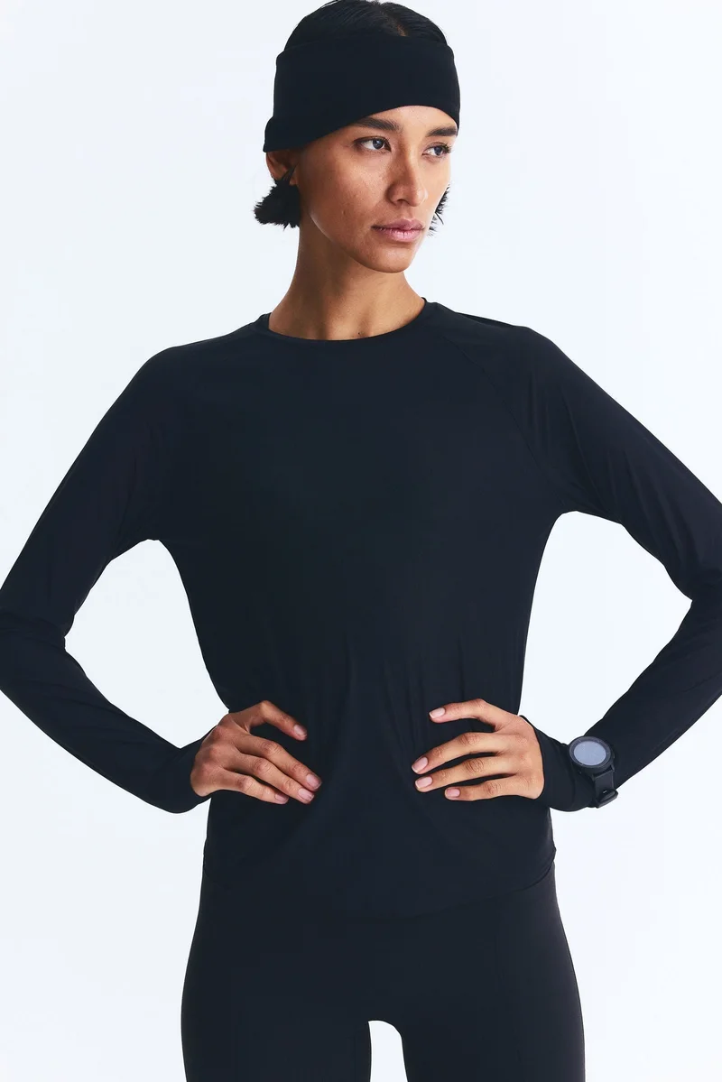 اتش اند ام بلوزة للركض من نسيج دراي موف™